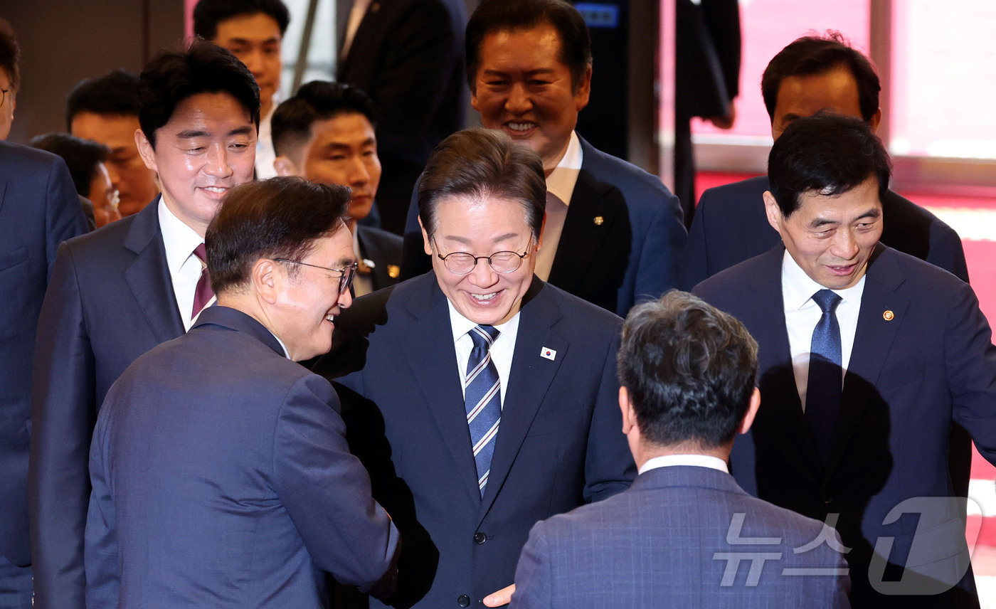 (서울=뉴스1) 국회사진기자단 = 이재명 대통령이 첫 국회 시정연설을 하기 위해 26일 서울 여의도 국회에 입장, 우원식 국회의장과 인사하고 있다. 2025.6.26/뉴스1