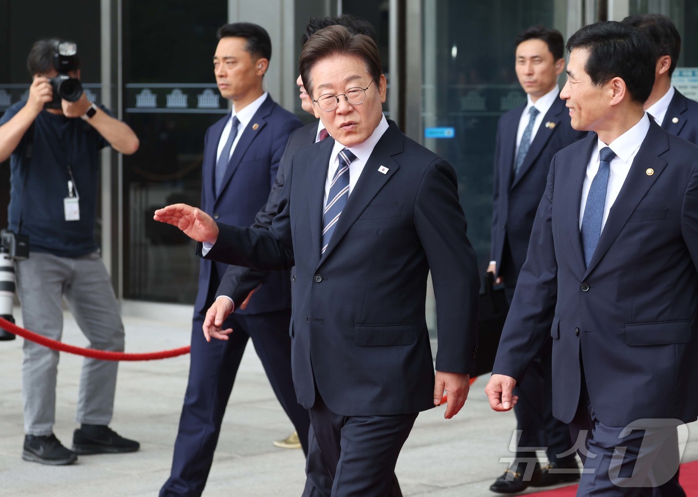 (서울=뉴스1) 국회사진기자단 = 이재명 대통령이 26일 서울 여의도 국회에서 추가경정예산에 대한 시정연설을 마치고 본청을 나서고 있다. 2025.6.26/뉴스1