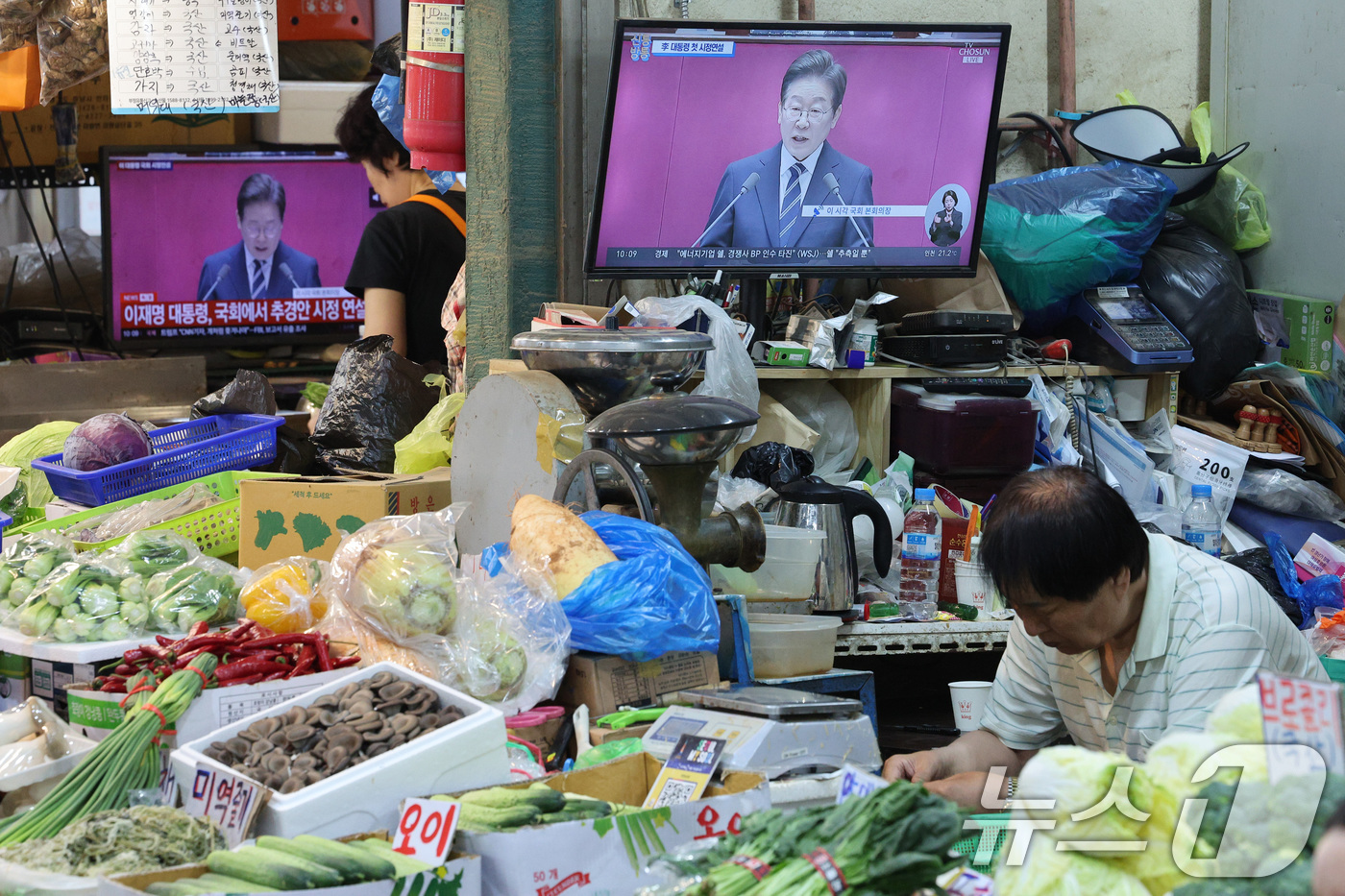 (서울=뉴스1) 신웅수 기자 = 26일 오전 서울 서대문구 인왕시장에서 상인들이 이재명 대통령의 국회 추가경정예산(추경)안 관련 시정연설을 시청하고 있다. 2025.6.26/뉴스1 …