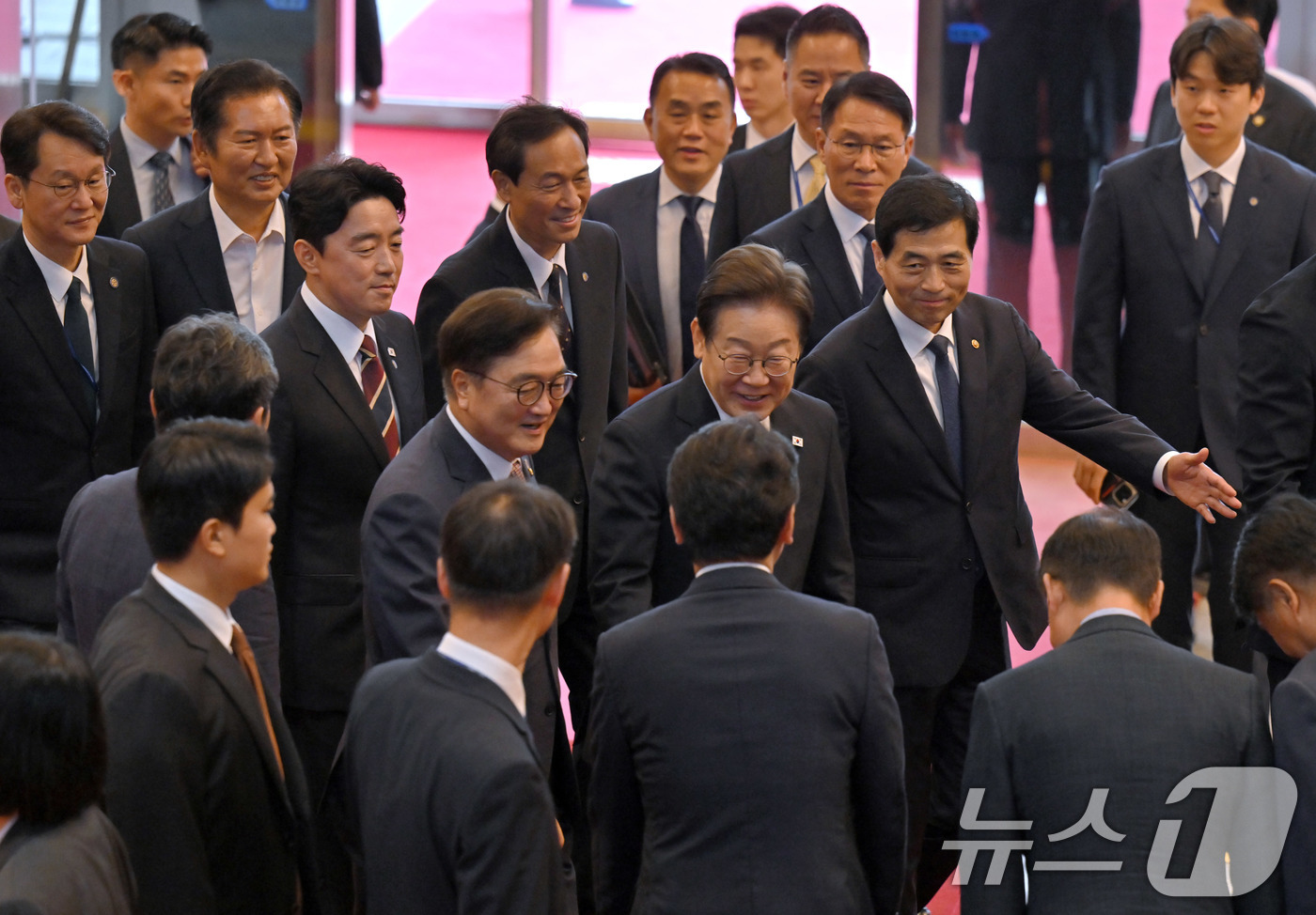 (서울=뉴스1) 국회사진기자단 = 이재명 대통령이 26일 취임 이후 첫 추가경정예산안 시정연설을 위해 서울 여의도 국회에 도착하고 있다. 2025.6.26/뉴스1