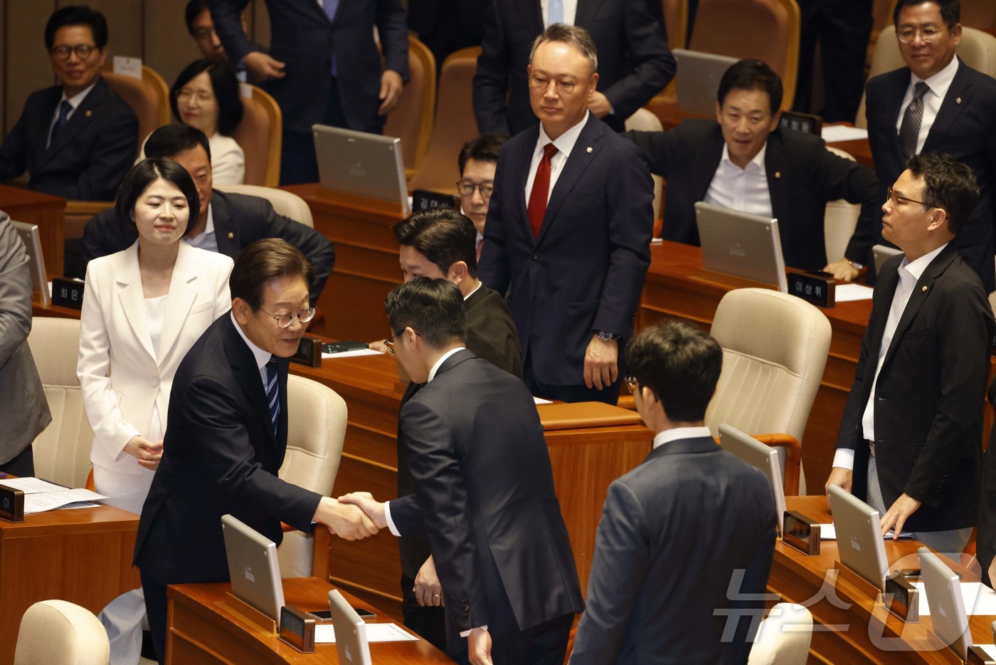 (서울=뉴스1) 국회사진기자단 = 이재명 대통령이 26일 서울 여의도 국회 본회의에서 2025년도 제2회 추가경정예산안에 대한 시정연설을 마치고 국민의힘 의원들과 인사하고 있다. …