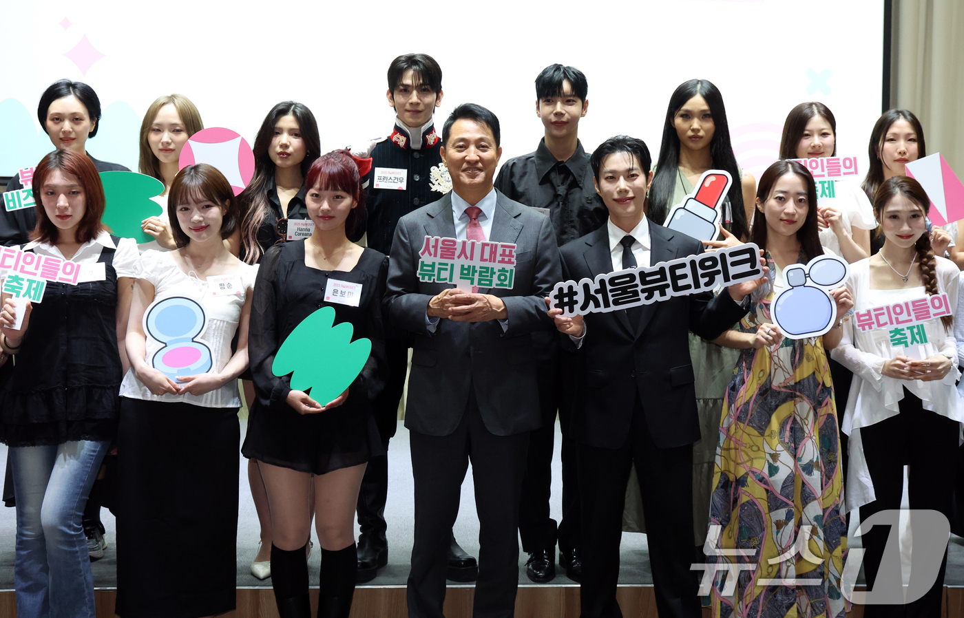 (서울=뉴스1) 김명섭 기자 = 오세훈 서울시장이 26일 오전 서울 중구 시청에서 열린 2025 서울뷰티위크 홍보단 발대식에서 인플루언서들과 기념촬영을 하고 있다.글로벌 뷰티 박람 …
