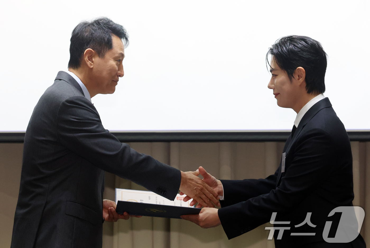 (서울=뉴스1) 김명섭 기자 = 오세훈 서울시장이 26일 오전 서울 중구 시청에서 열린 2025 서울뷰티위크 홍보단 발대식에서 인플루언서 레오제이에게 위촉장을 전달하고 있다.글로벌 …