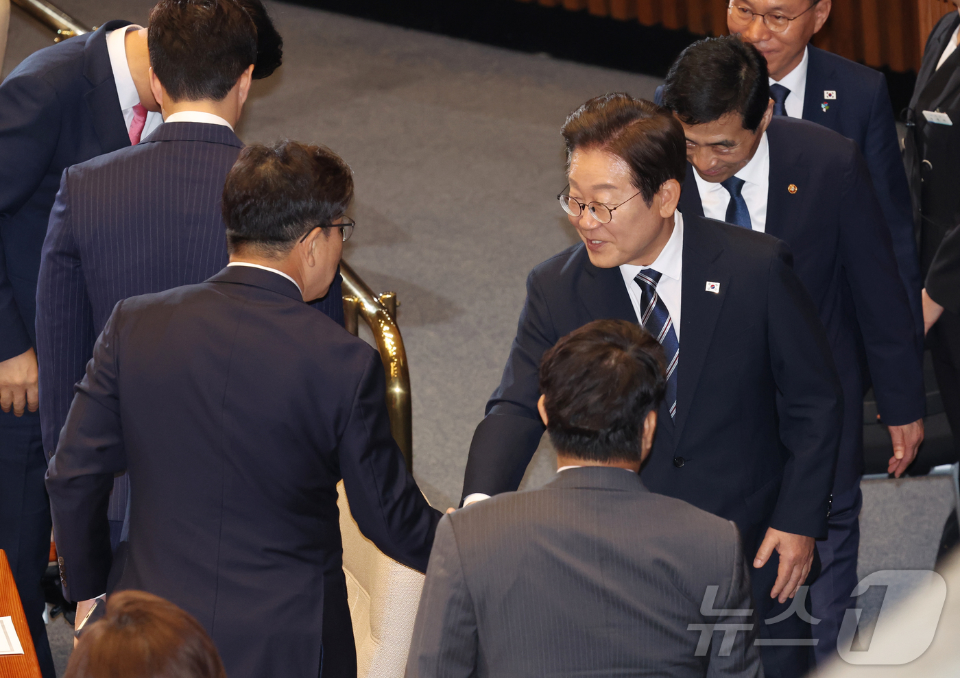 (서울=뉴스1) 국회사진기자단 = 이재명 대통령이 26일 서울 여의도 국회에서 열린 본회의에서 추가경정예산 시정연설을 마친 뒤 권성동 등 국민의힘 의원들과 인사를 하고 있다. 20 …