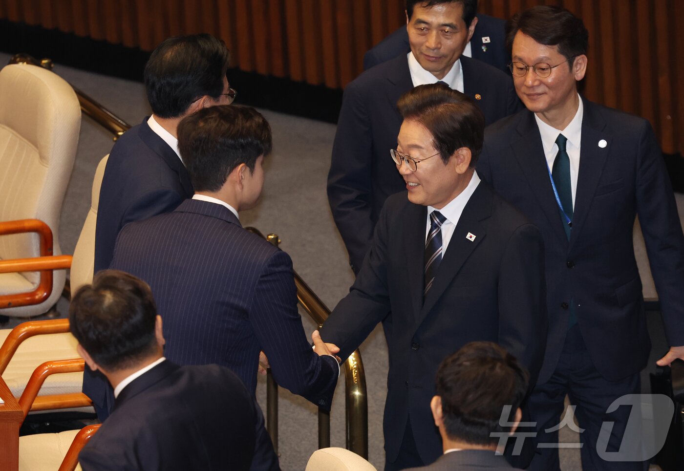 본문 이미지 - 이재명 대통령이 26일 서울 여의도 국회에서 열린 본회의에서 추가경정예산 시정연설을 마친 뒤 김용태 국민의힘 비상대책위원장 등 의원들과 인사를 하고 있다. 2025.6.26/뉴스1 ⓒ News1 국회사진기자단