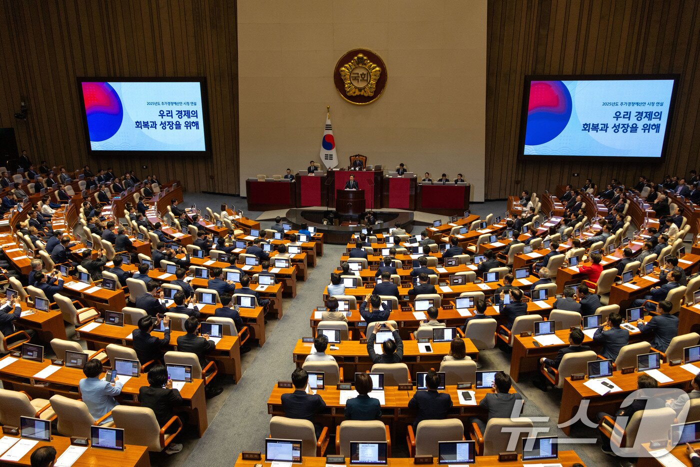 본문 이미지 - 이재명 대통령이 26일 오전 서울 여의도 국회에서 열린 제426회국회&#40;임시회&#41; 제2차 본회의에서 2025년도 제2회 추가경정예산안에 대한 정부의 시정연설을 하고 있다. 2025.6.26/뉴스1 ⓒ News1 국회사진기자단