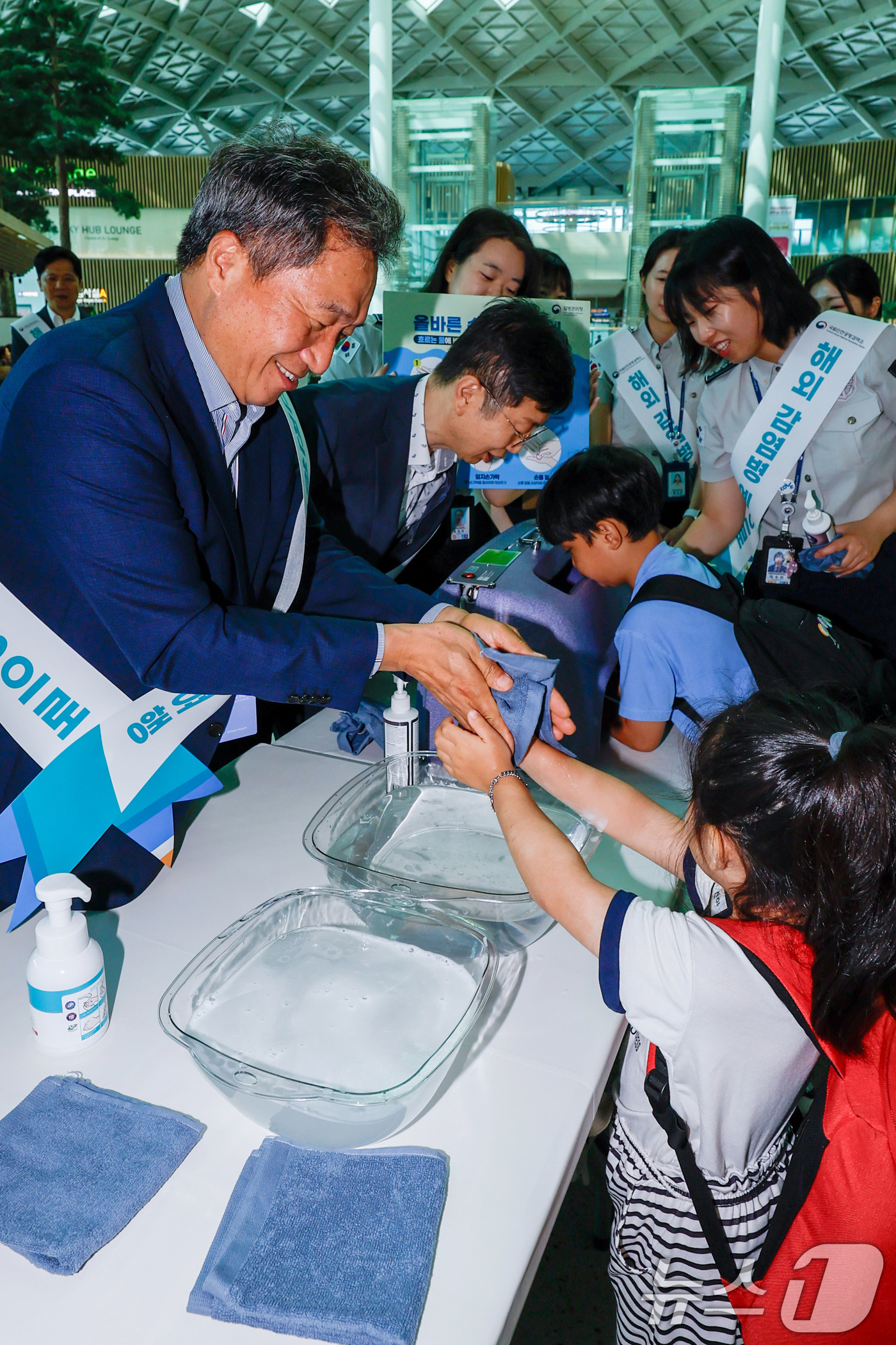 (인천공항=뉴스1) 장수영 기자 = 이학재(왼쪽) 인천국제공항공사 사장과 윤현덕(왼쪽 두 번째) 국립인천공항검역소 소장이 26일 인천국제공항 제2여객터미널 출국장에서 열린 '여름 …