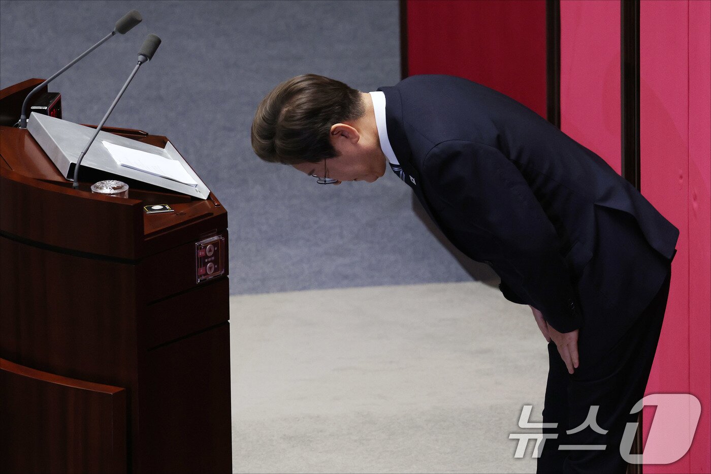 본문 이미지 - 이재명 대통령이 26일 오전 서울 여의도 국회 본회의장에서 추가경정예산안&#40;추경안&#41; 시정연설을 마친 뒤 인사를 하고 있다. 2025.6.26/뉴스1 ⓒ News1 국회사진기자단