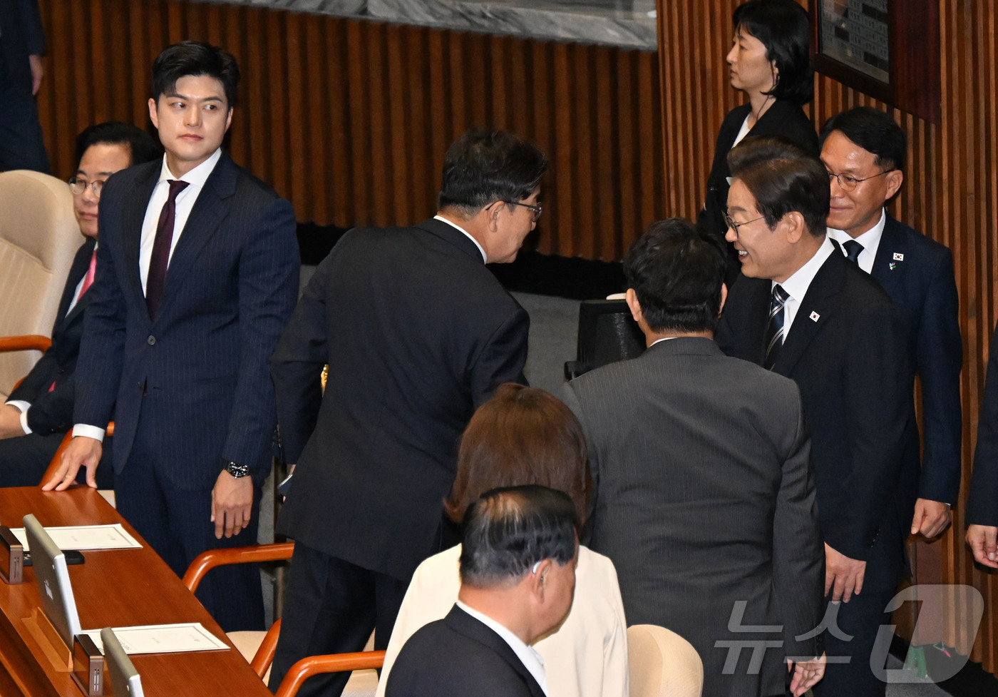(서울=뉴스1) 국회사진기자단 = 이재명 대통령이 26일 국회에서 추가경정예산 시정연설을 마친 뒤 국민의힘  권선동 의원과 인사하고 있다. 2025.6.26/뉴스1