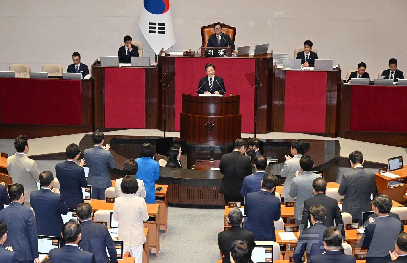 본문 이미지 - 이재명 대통령이 26일 서울 여의도 국회 본회의장에서 정부의 2차 추가경정예산안 제출과 관련해 첫 시정연설을 하고 있다. 2025.6.26/뉴스1 ⓒ News1 국회사진기자단