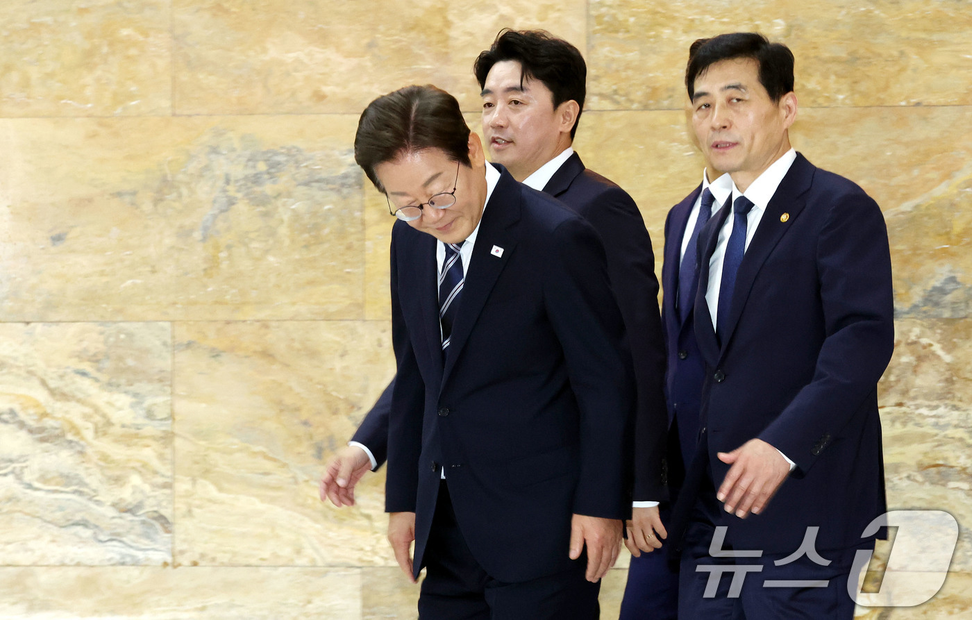 (서울=뉴스1) 국회사진기자단 = 이재명 대통령이 26일 취임 이후 첫 추가경정예산안 시정연설을 마치고 서울 여의도 국회를 나서고 있다. 2025.6.26/뉴스1