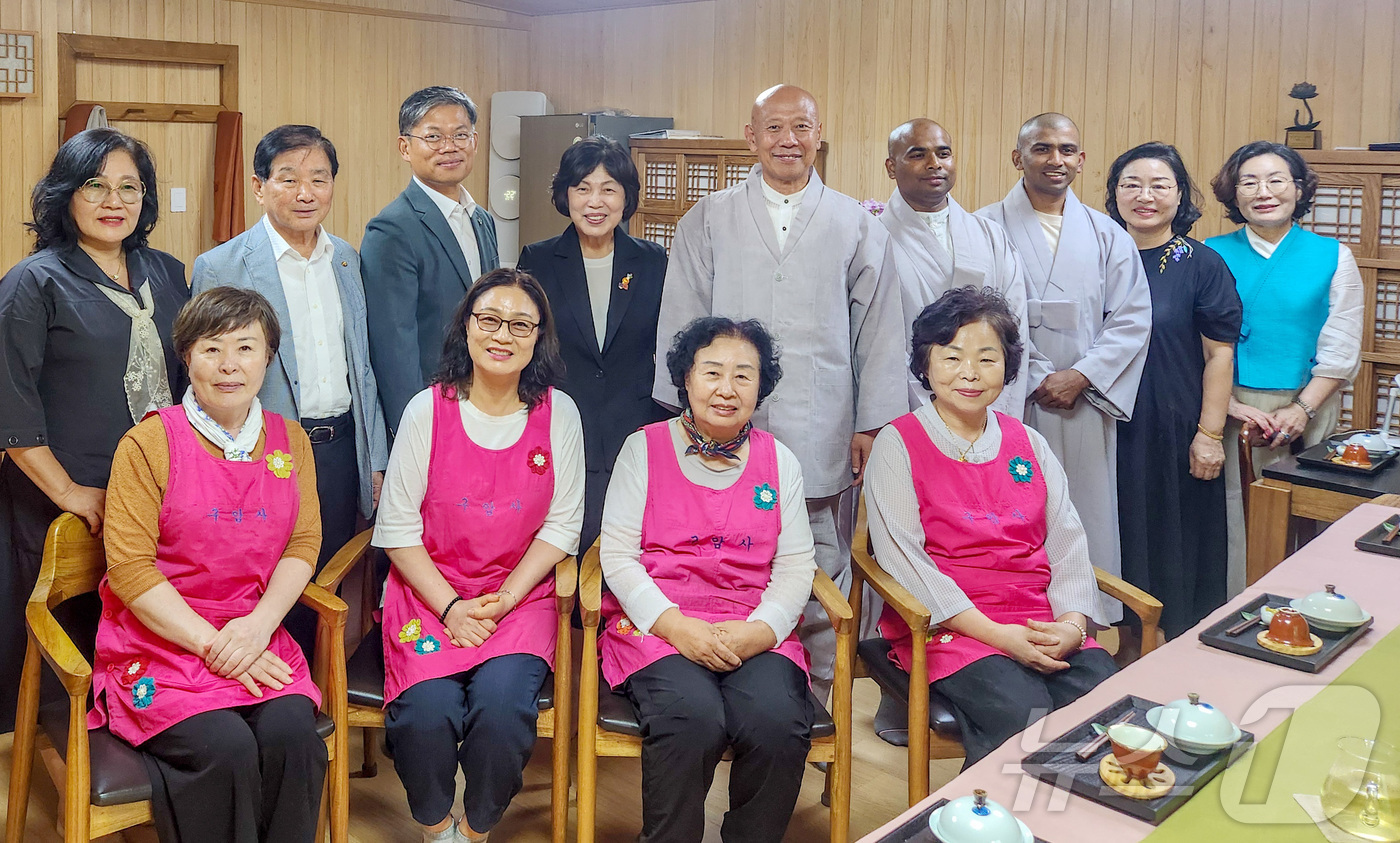 (대전=뉴스1) = 강정애 국가보훈부 장관(왼쪽 네번째)이 지난 25일 현충일 국립대전현충원에서 호국영령 및 순국선열들의 넋을 위로하고 보훈가족들에게 고마운 마을을 전하기 위해 국 …