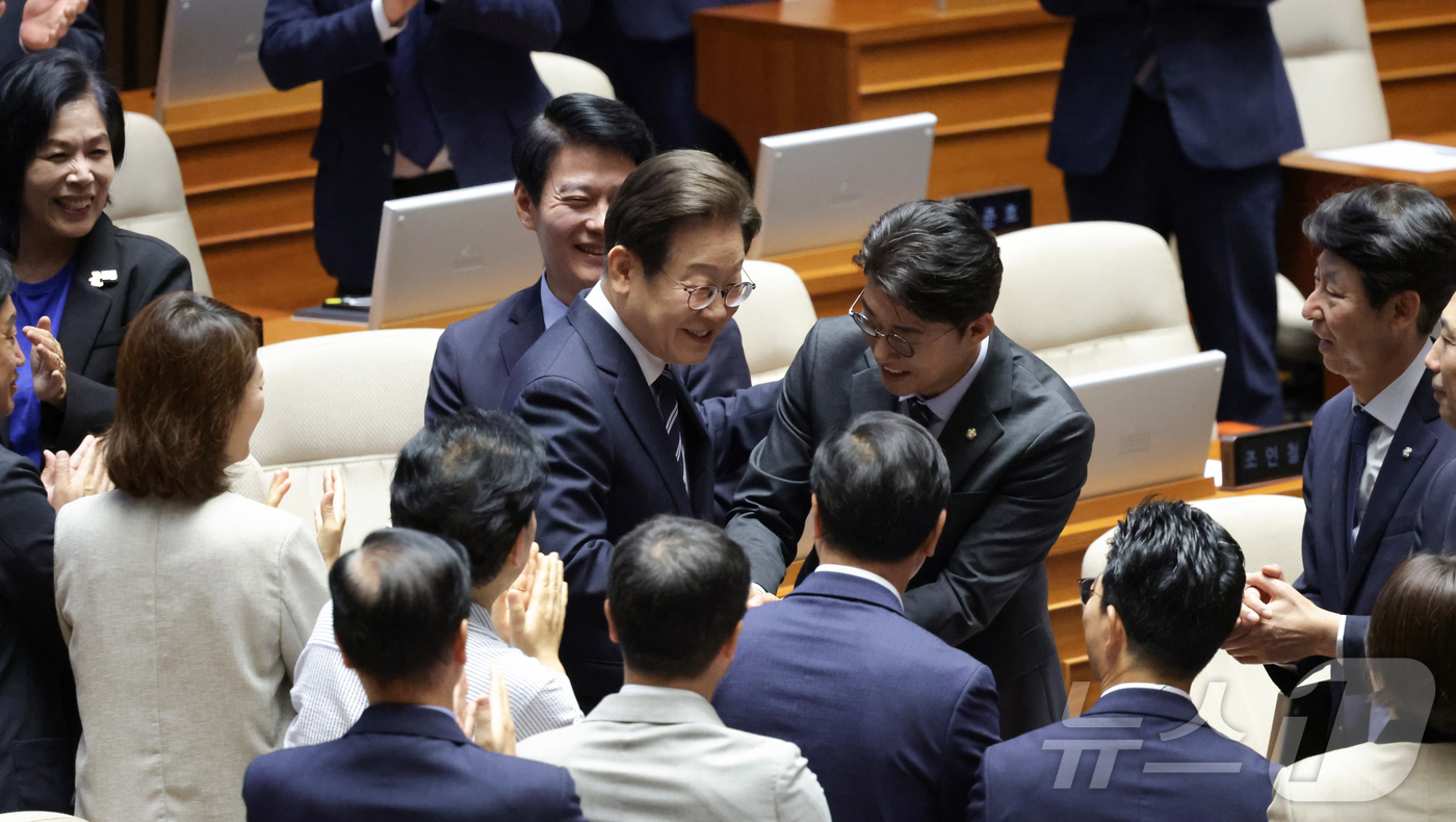 (서울=뉴스1) 국회사진기자단 = 이재명 대통령이 26일 오전 국회 본회의장에서 추가경정예산에 대한 시정연설을 하기 위해 단상으로 향하며 의원들과 인사하고 있다. 2025.6.26 …