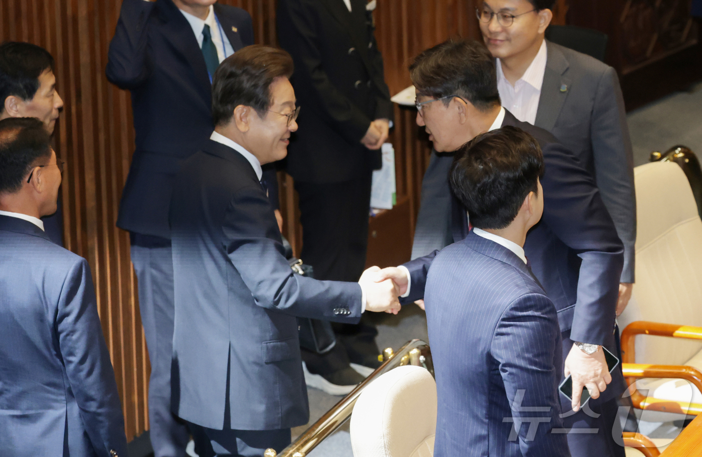 (서울=뉴스1) 국회사진기자단 = 이재명 대통령이 26일 오전 국회 본회의장에서 추가경정예산에 대한 시정연설을 마친 뒤 국민의힘 권성동 의원과 악수하며 퇴장하고 있다. 2025.6 …