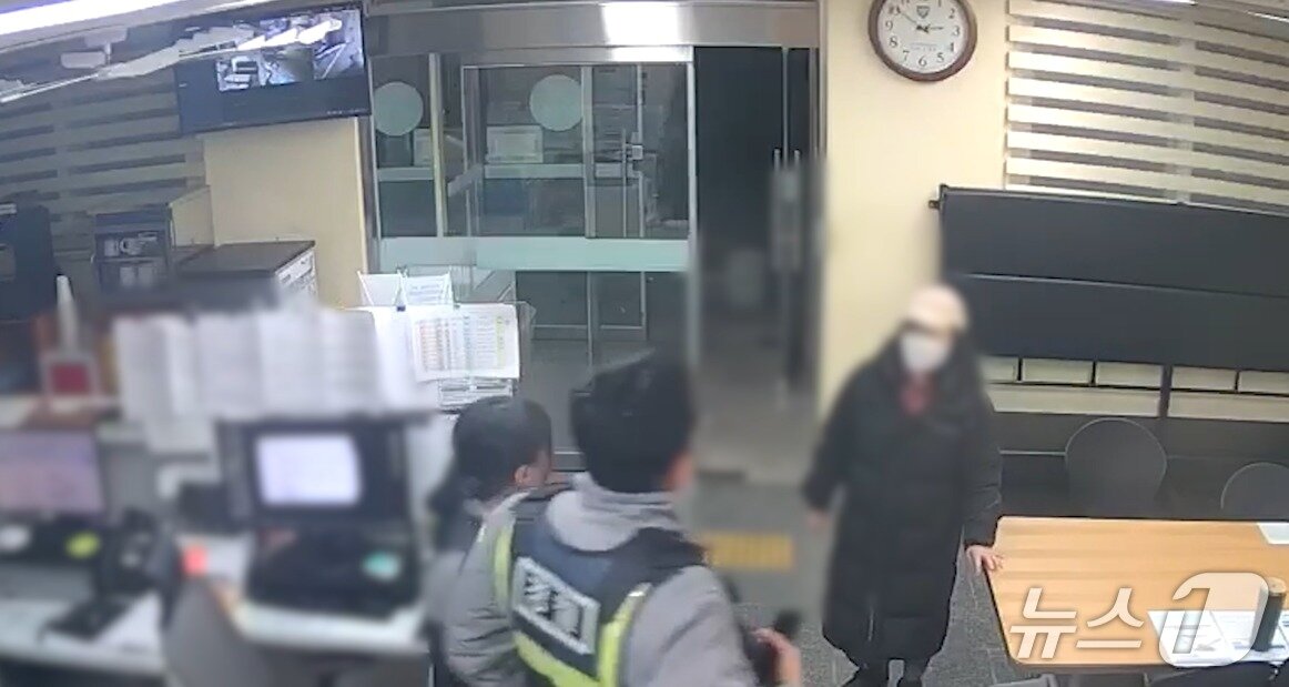 본문 이미지 - 파출소 찾은 A 씨 부모. (경기남부경찰청 제공. 재판매 및 DB 금지) 2025.6.26/뉴스1