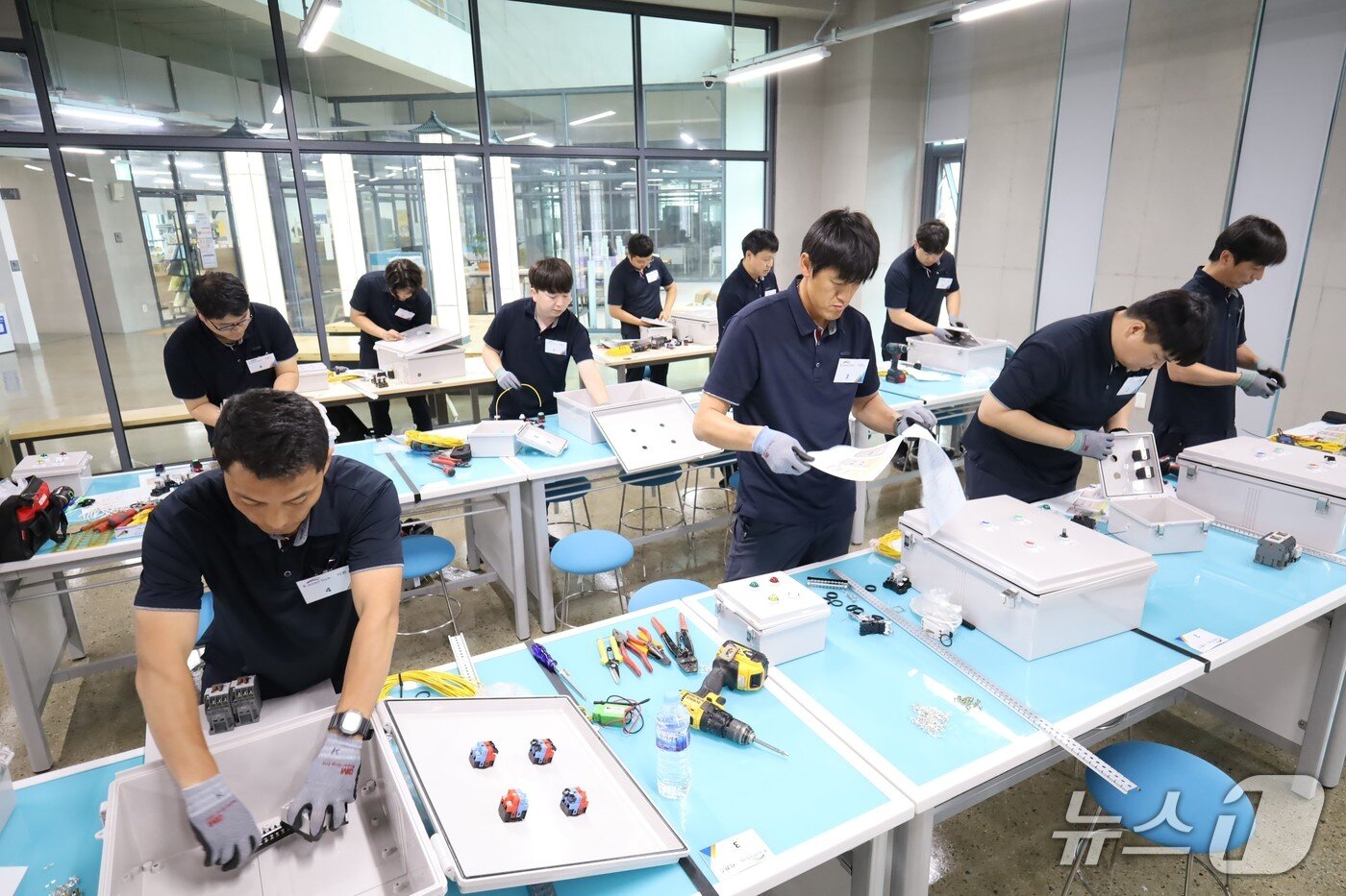 본문 이미지 - 참가자들이 전기 시퀀스 분야(실기)에서 기량을 발휘하고 있다.(케이워터기술 제공. 재판매 및 DB금지)/뉴스1 