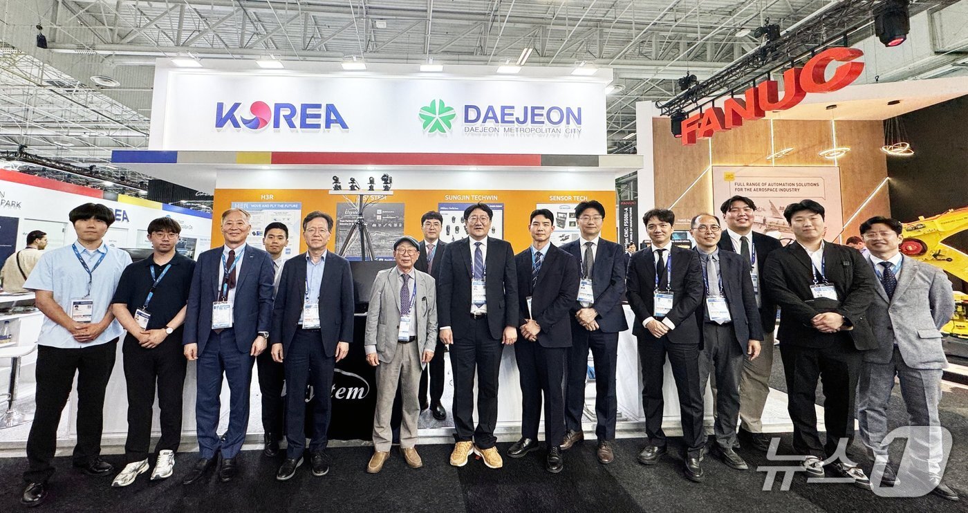 본문 이미지 - 2025 파리 에어쇼 참여 기업 관계자들이 포즈를 취하고 있다.(대전TP 제공 . 재판매 및 DB 금지)/뉴스1