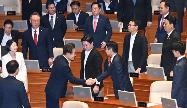 李대통령 "우리 국힘 의원님들" 다가가 악수…첫 시정연설 몸소 '협치'