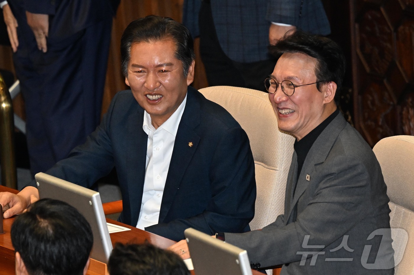 (서울=뉴스1) 국회사진기자단 = 김민석 국무총리 후보자가 26일 국회 본회의장에서 정청래 더불어민주당 의원과  대화하고 있다. 2025.6.26/뉴스1