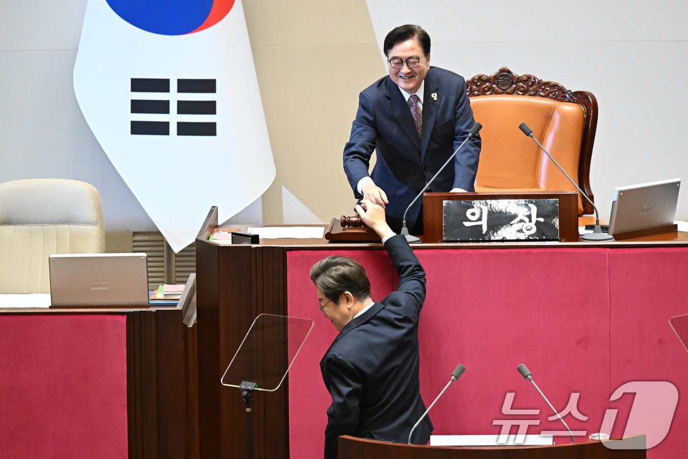 본문 이미지 - 이재명 대통령이 26일 오전 서울 여의도 국회에서 열린 제426회국회&#40;임시회&#41; 제2차 본회의에서 2025년도 제2회 추가경정예산안에 대한 정부의 시정연설을 마치고 우원식 국회의장과 인사를 나누고 있다. 2025.6.26/뉴스1 ⓒ News1 국회사진기자단
