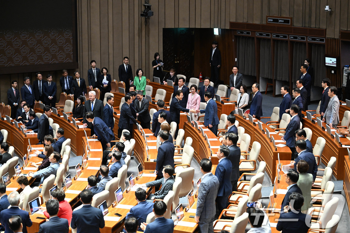 (서울=뉴스1) 국회사진기자단 = 이재명 대통령이 26일 국회에서 열린 제426회국회(임시회) 제2차 본회의에서 2025년도 제2회 추가경정예산안에 대한 정부의 시정연설을 마친 뒤 …