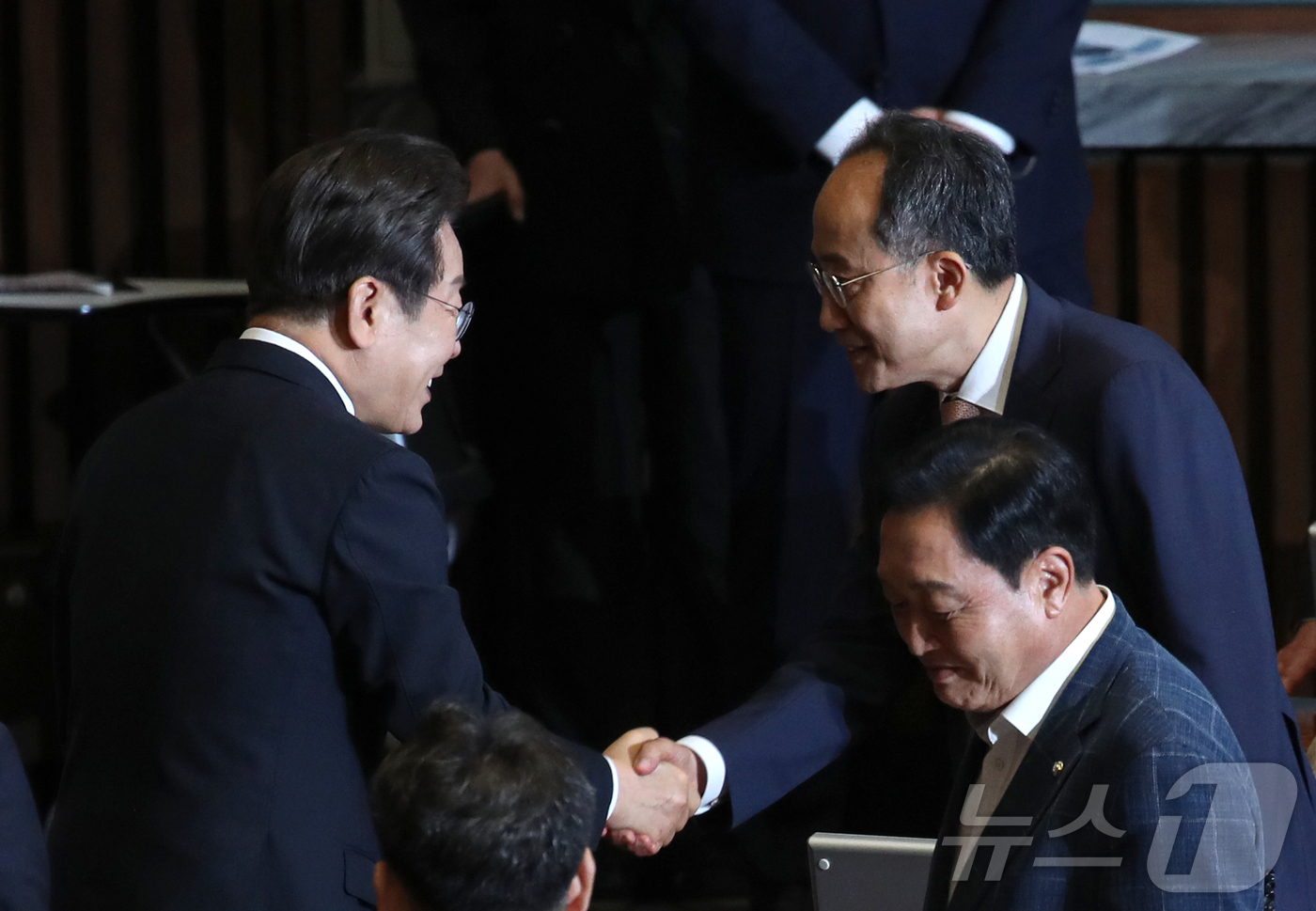 (서울=뉴스1) 국회사진기자단 = 이재명 대통령이 26일 오전 서울 여의도 국회 본회의장에서 2025년도 제2회 추가경정예산안에 대한 정부 시정연설을 마치고 국민의힘 추경호 의원과 …