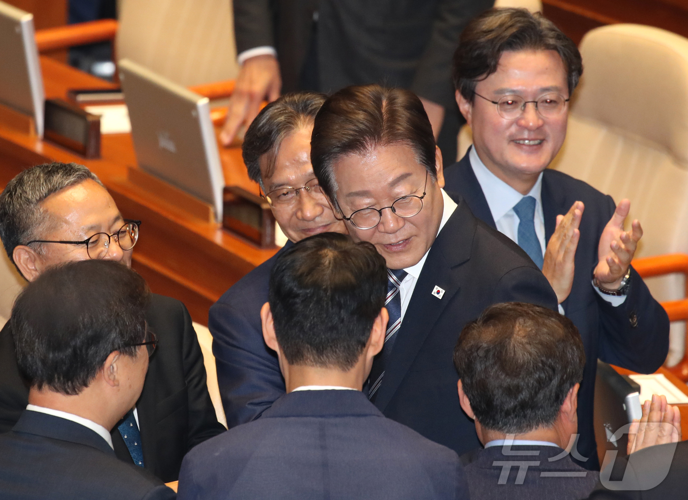 (서울=뉴스1) 국회사진기자단 = 이재명 대통령이 26일 오전 서울 여의도 국회 본회의장에서 2025년도 제2회 추가경정예산안에 대한 정부 시정연설을 하기 위해 들어오며 더불어민주 …