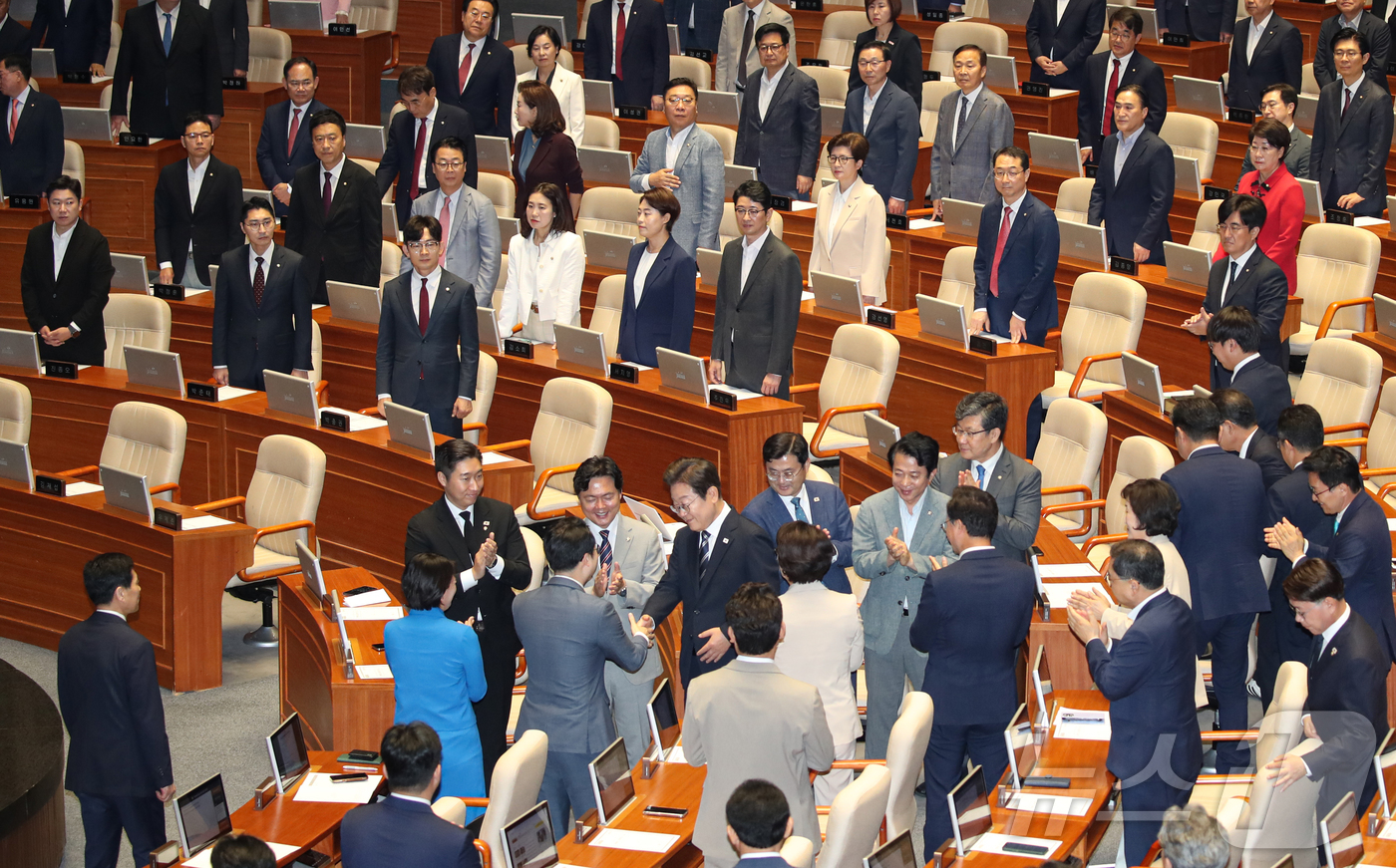 (서울=뉴스1) 국회사진기자단 = 이재명 대통령이 26일 오전 서울 여의도 국회 본회의장에서 2025년도 제2회 추가경정예산안에 대한 정부 시정연설을 하기 위해 들어오며 더불어민주 …