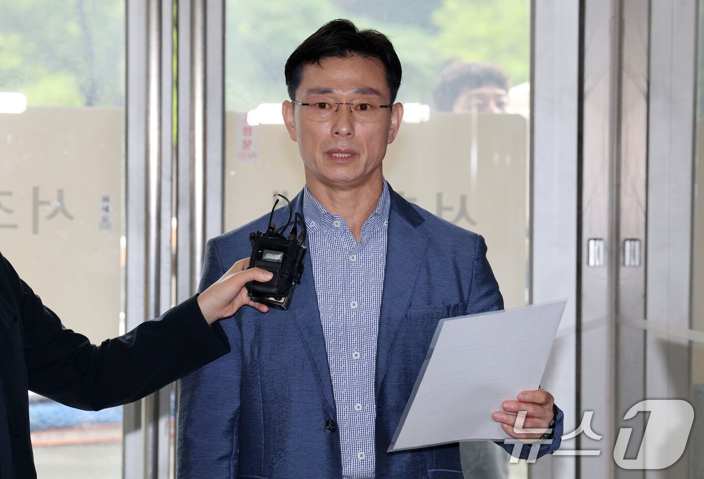 본문 이미지 - 임성근 전 해병대 1사단장이 지난 26일 이명현 순직해병 특검과 면담요청을 위해 서초구 특검 사무실로 들어서며 입장문을 발표하고 있다. 이날 특검과의 면담은 불발됐다. 2025.6.26/뉴스1 ⓒ News1 박세연 기자