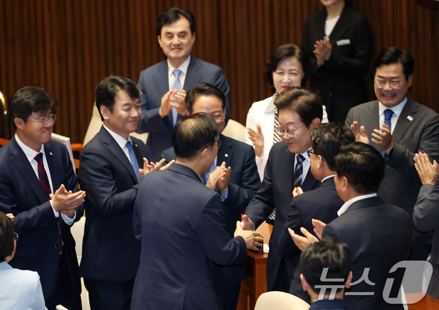 (서울=뉴스1) 국회사진기자단 = 이재명 대통령이 26일 국회에서 열린 제426회국회(임시회) 제2차 본회의에서 2025년도 제2회 추가경정예산안에 대한 정부의 시정연설 전 더불어 …