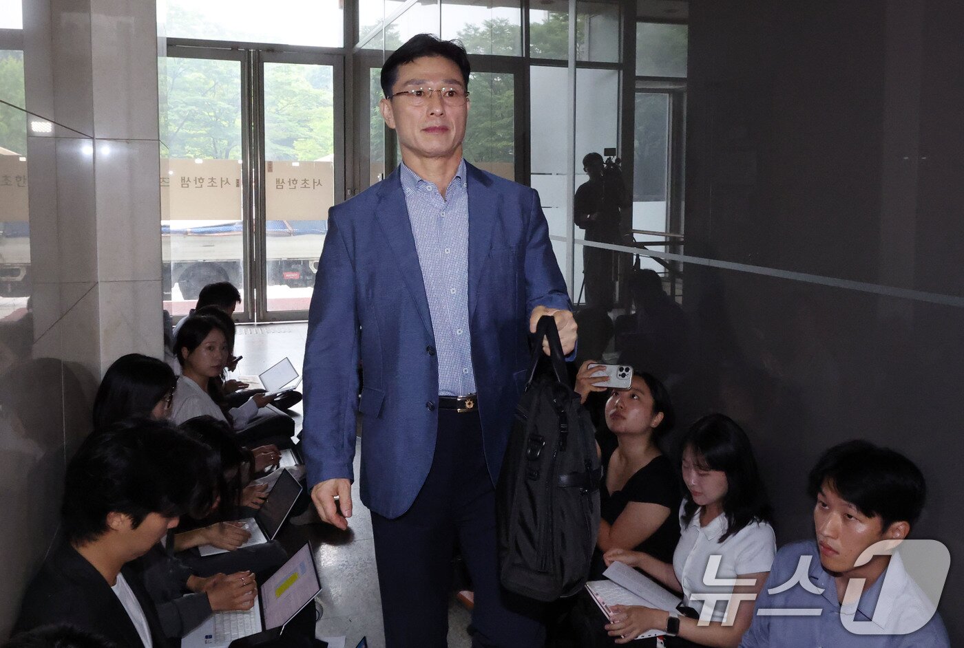 본문 이미지 - 임성근 전 해병대 1사단장이 지난 26일 이명현 순직해병 특검과 면담요청을 위해 서초구 특검 사무실로 들어서고 있다. 이날 특검과의 면담은 불발 됐다. 2025.6.26/뉴스1 ⓒ News1 박세연 기자