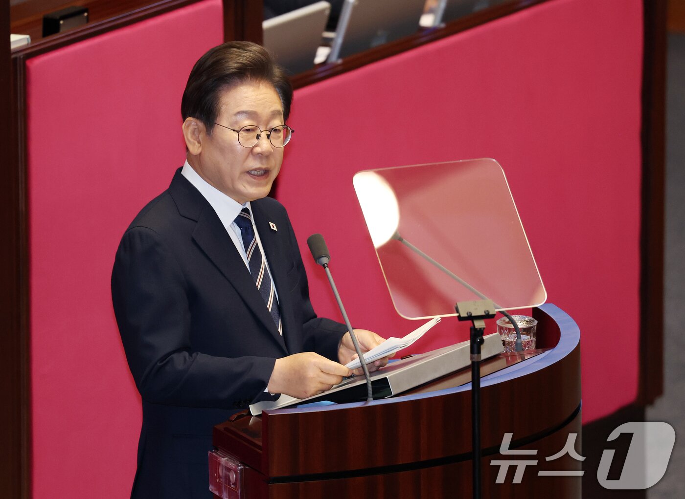 본문 이미지 - 이재명 대통령이 26일 오전 서울 여의도 국회에서 열린 제426회국회&#40;임시회&#41; 제2차 본회의에서 2025년도 제2회 추가경정예산안에 대한 정부의 시정연설을 하고 있다. 2025.6.26/뉴스1 ⓒ News1 국회사진기자단