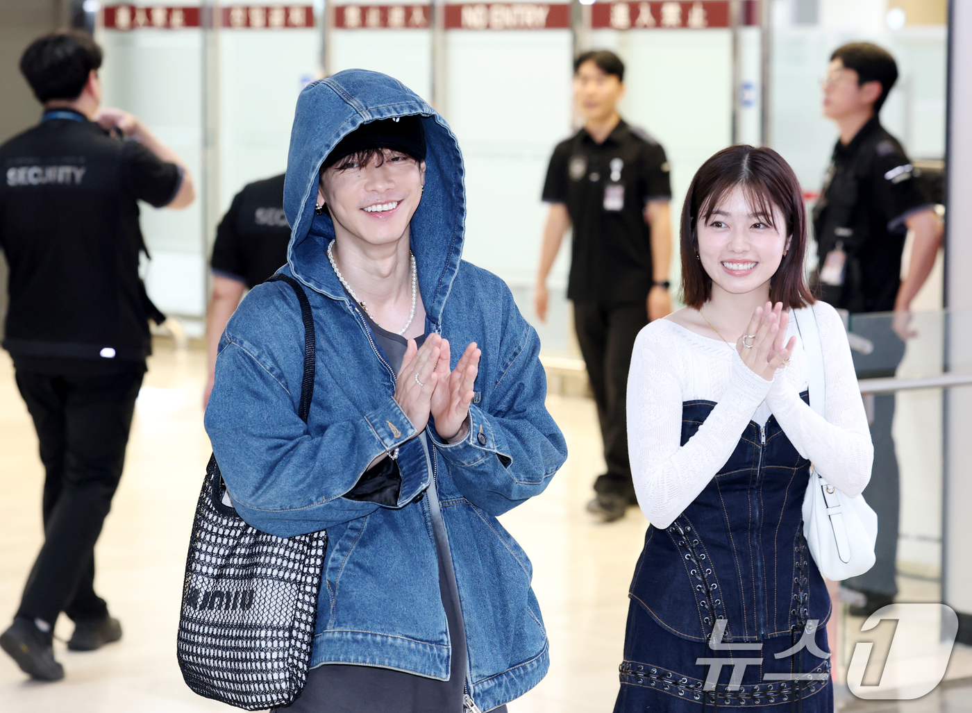 (김포공항=뉴스1) 권현진 기자 = 일본 배우 코시바 후우카(오른쪽)와 사토 타케루가 영화 ‘내 남편과 결혼해줘’ 홍보를 위해 26일 오전 김포공항을 통해 입국해 인사를 하고 있다 …