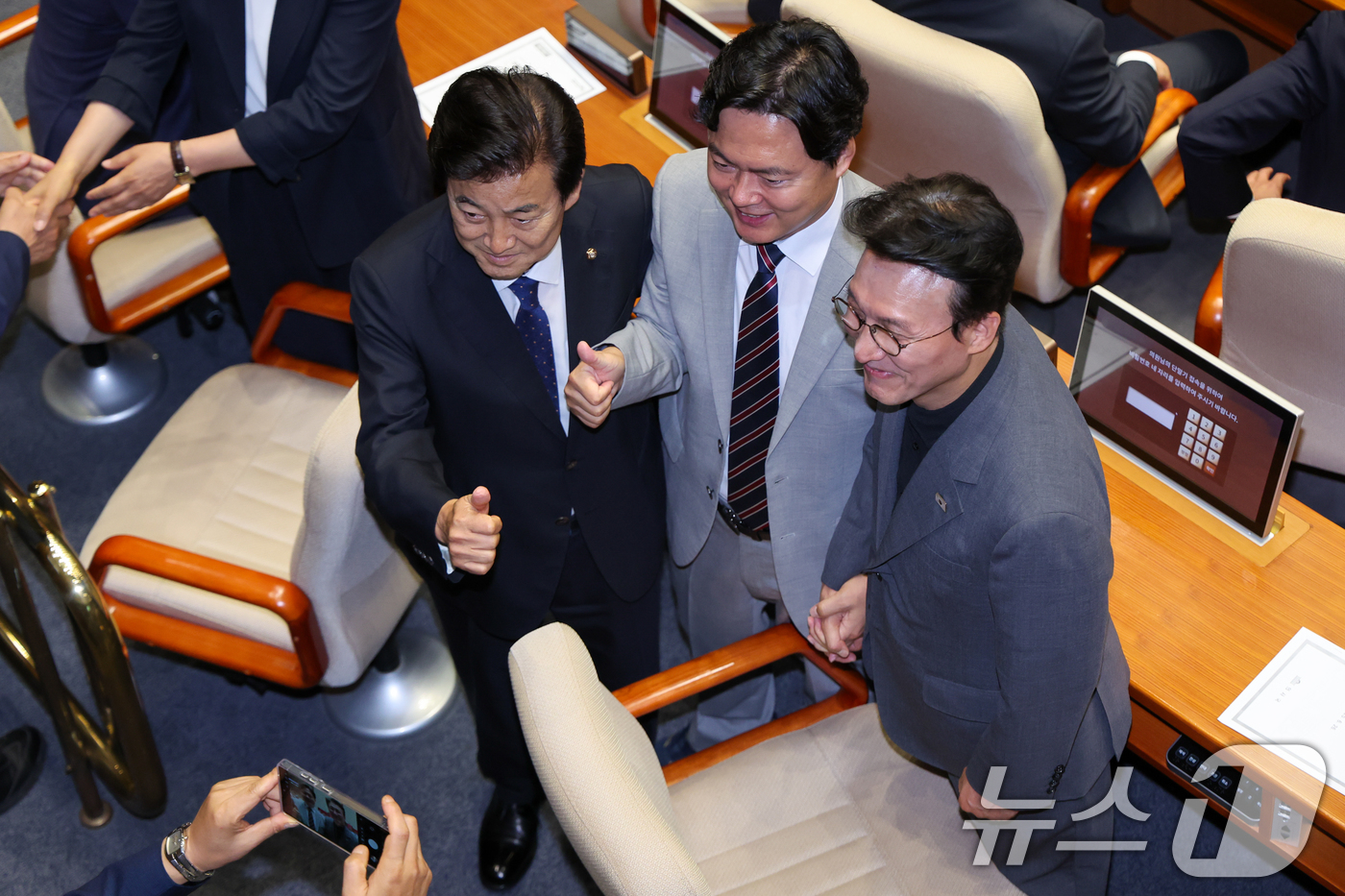 (서울=뉴스1) 안은나 기자 = 김민석 국무총리 후보자가 26일 오전 서울 여의도 국회 본회의장에서 이재명 대통령의 시정연설에 앞서 정동영 통일부 장관 후보자, 김현정 더불어민주당 …