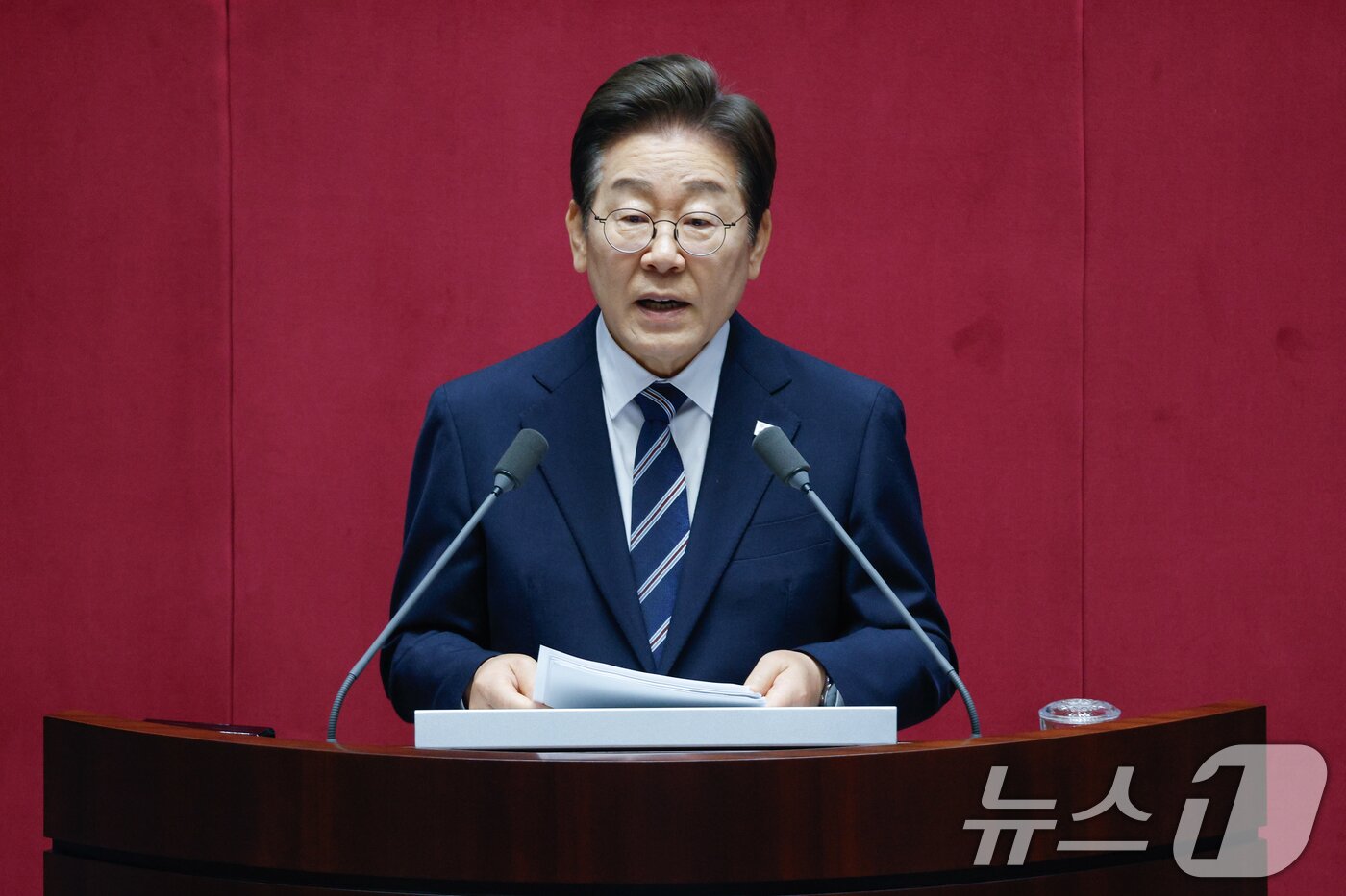본문 이미지 - 이재명 대통령이 26일 오전 서울 여의도 국회에서 열린 제426회국회&#40;임시회&#41; 제2차 본회의에서 2025년도 제2회 추가경정예산안에 대한 정부의 시정연설을 하고 있다. 2025.6.26/뉴스1 ⓒ News1 안은나 기자