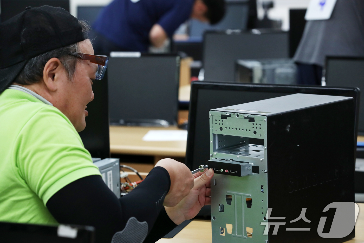 (부산=뉴스1) 윤일지 기자 = 26일 부산 북구 한국폴리텍대학교 부산캠퍼스에서 열린 '2025년 부산장애인기능경기대회' 컴퓨터수리 직종에 참가한 선수들이 기량을 뽐내고 있다. …
