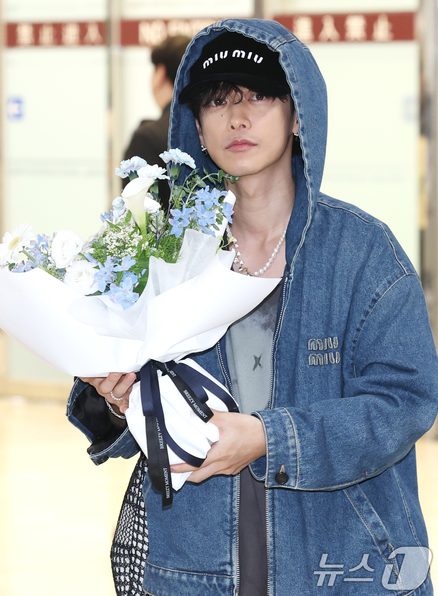 (김포공항=뉴스1) 권현진 기자 = 일본 배우 사토 타케루가 영화 ‘내 남편과 결혼해줘’ 홍보를 위해 26일 오전 김포공항을 통해 입국해 꽃다발을 선물 받은 뒤 포즈를 취하고 있다 …