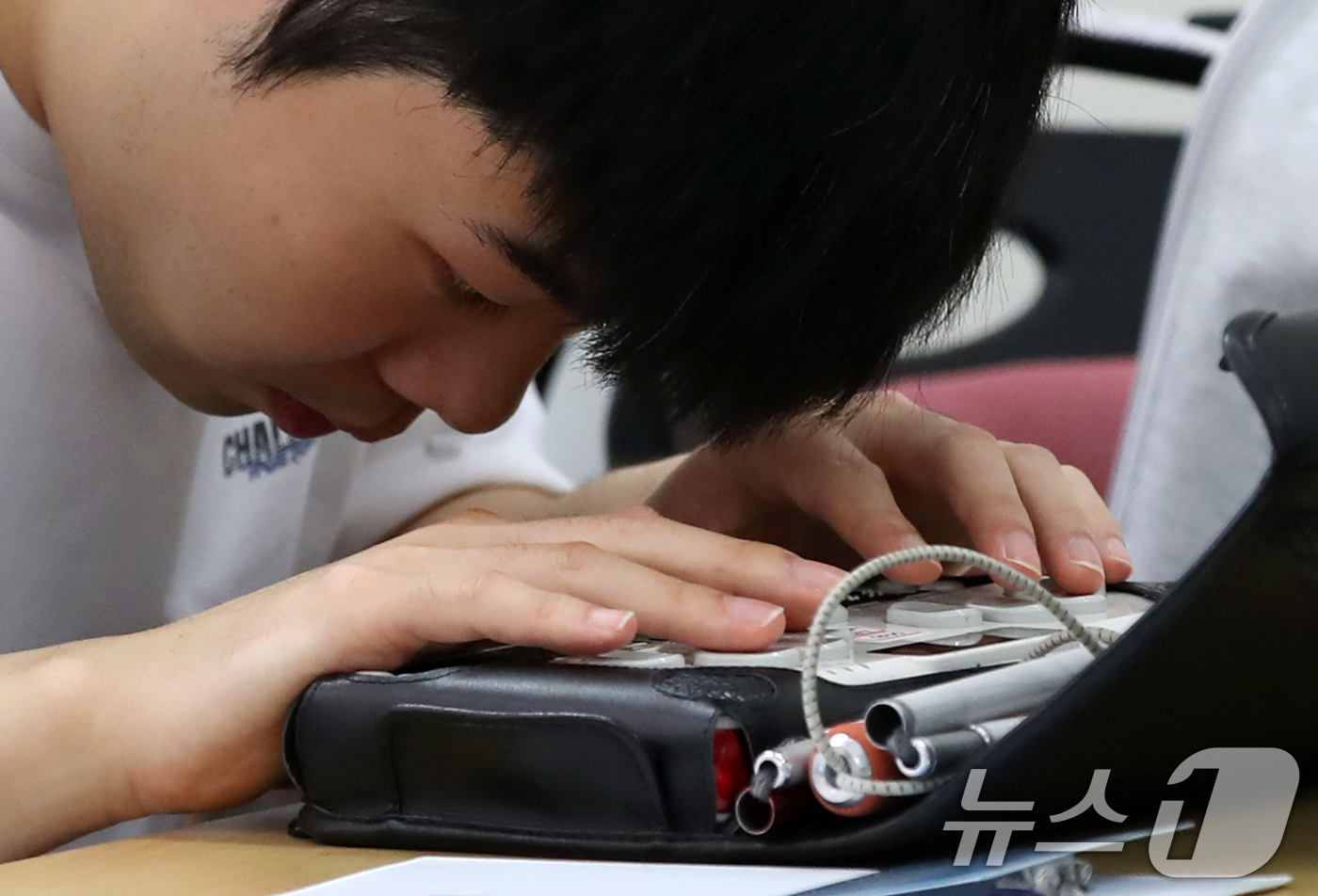(부산=뉴스1) 윤일지 기자 = 26일 부산 북구 한국폴리텍대학교 부산캠퍼스에서 열린 '2025년 부산장애인기능경기대회' 점역교정 직종에 참가한 선수가 경기에 집중하고 있다. 20 …