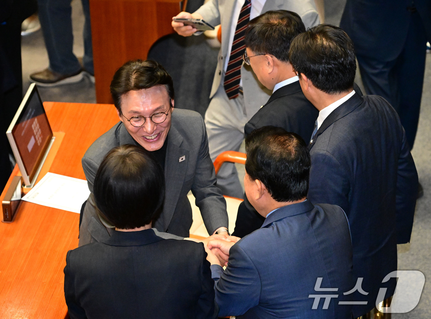 (서울=뉴스1) 국회사진기자단 = 김민석 국무총리 후보자가 26일 국회에서 열린 제426회국회(임시회) 제2차 본회의에서 더불어민주당 의원들과 인사를 나누고 있다. 2025.6.2 …