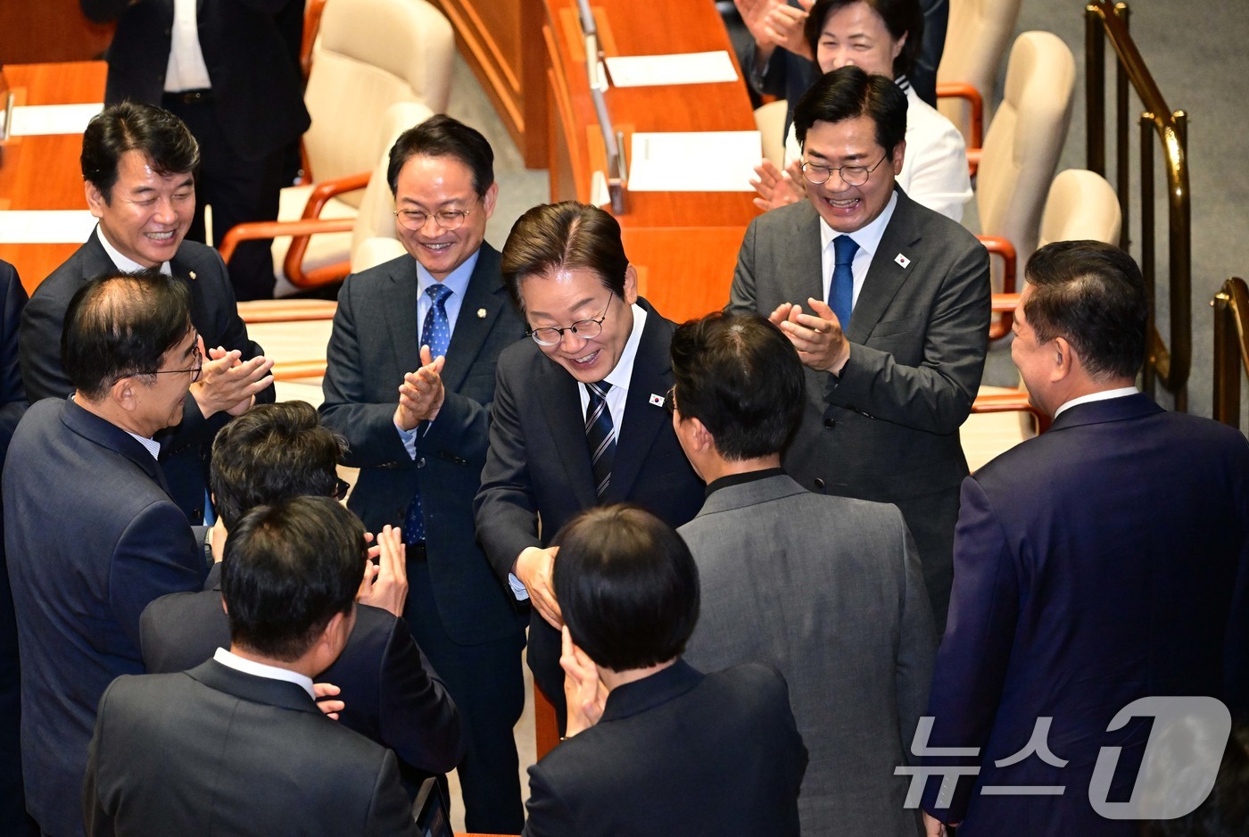(서울=뉴스1) 국회사진기자단 = 이재명 대통령이 26일 국회에서 열린 제426회국회(임시회) 제2차 본회의에서 2025년도 제2회 추가경정예산안에 대한 정부의 시정연설을 마친 후 …