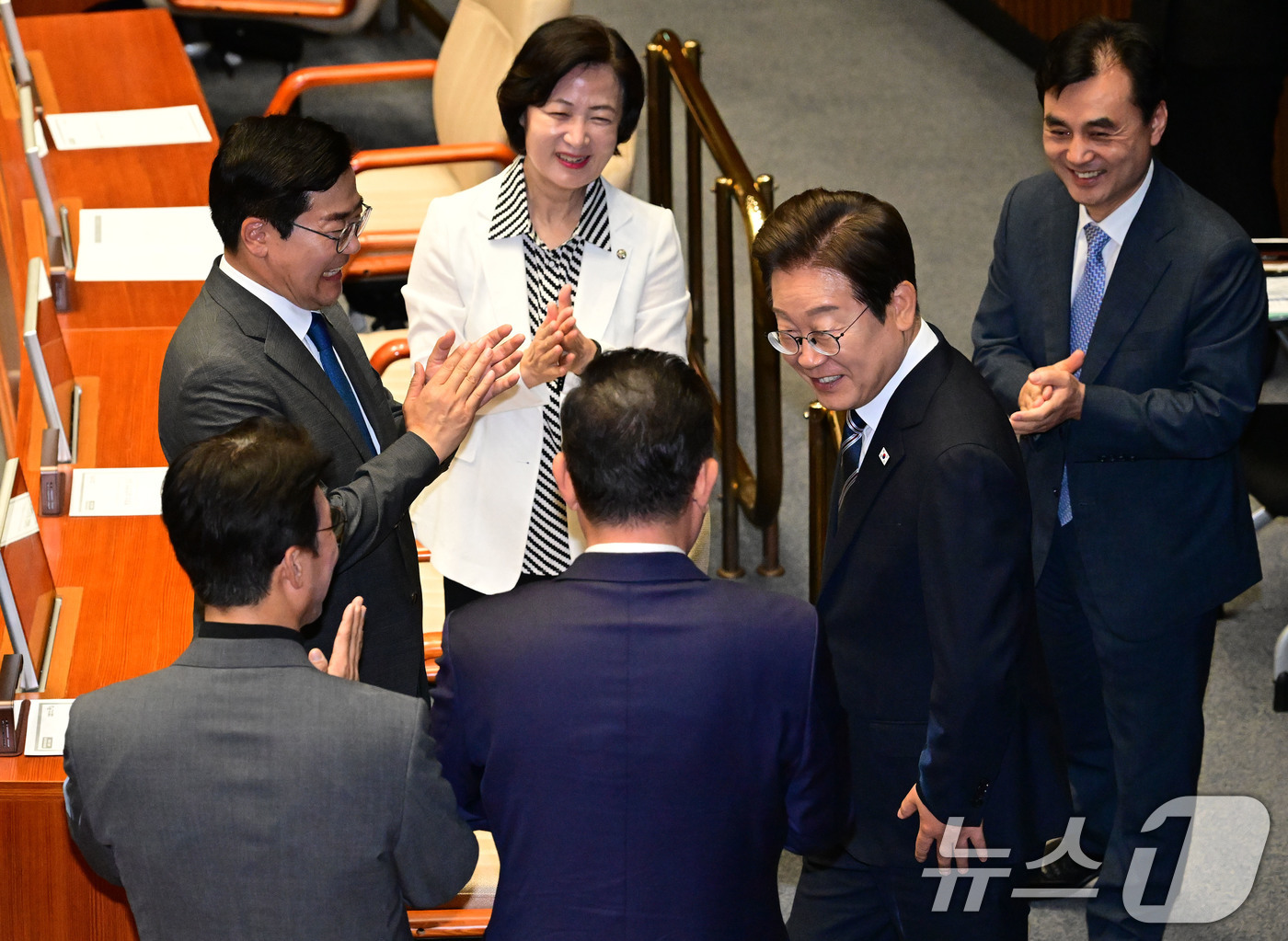 (서울=뉴스1) 국회사진기자단 = 이재명 대통령이 26일 국회에서 열린 제426회국회(임시회) 제2차 본회의에서 2025년도 제2회 추가경정예산안에 대한 정부의 시정연설을 마친 후 …