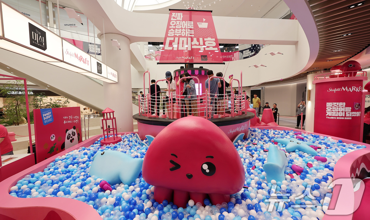 (고양=뉴스1) 김성진 기자 = 26일 경기도 고양시 일산서구 스타필드마켓 킨텍스점에서 시민들이 이벤트를 즐기고 있다.킨텍스점 재단장은 지하 1층 트레이더스와 일렉트로마트를 제외한 …