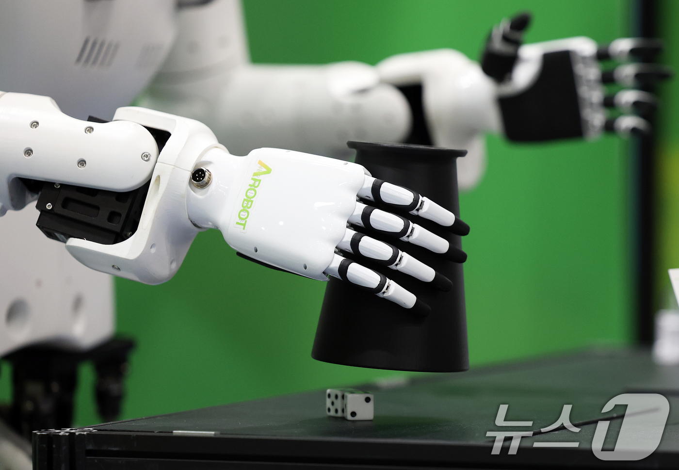 (서울=뉴스1) 오대일 기자 = 26일 서울 강남구 코엑스에서 막을 올린 '넥스트라이즈 2025'에서 에이로봇의 이족보행 휴머노이드 로봇 앨리스4가 방문객들과 주사위 게임을 하고 …