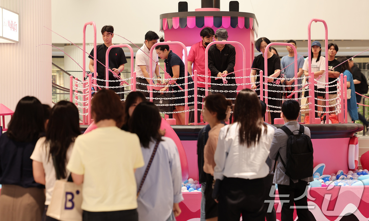 (고양=뉴스1) 김성진 기자 = 26일 경기도 고양시 일산서구 스타필드마켓 킨텍스점이 시민들로 북적이고 있다.킨텍스점 재단장은 지하 1층 트레이더스와 일렉트로마트를 제외한 지상 1 …