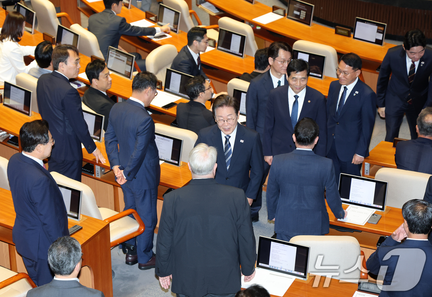 (서울=뉴스1) 국회사진기자단 = 이재명 대통령이 26일 서울 여의도 국회에서 열린 추가경정예산안 시정연설을 마친 뒤 추경호 국민의힘 의원과 인사를 나누고 있다. 2025.6.26 …