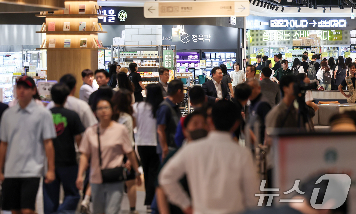 (고양=뉴스1) 김성진 기자 = 26일 경기도 고양시 일산서구 스타필드마켓 킨텍스점이 시민들로 북적이고 있다.킨텍스점 재단장은 지하 1층 트레이더스와 일렉트로마트를 제외한 지상 1 …