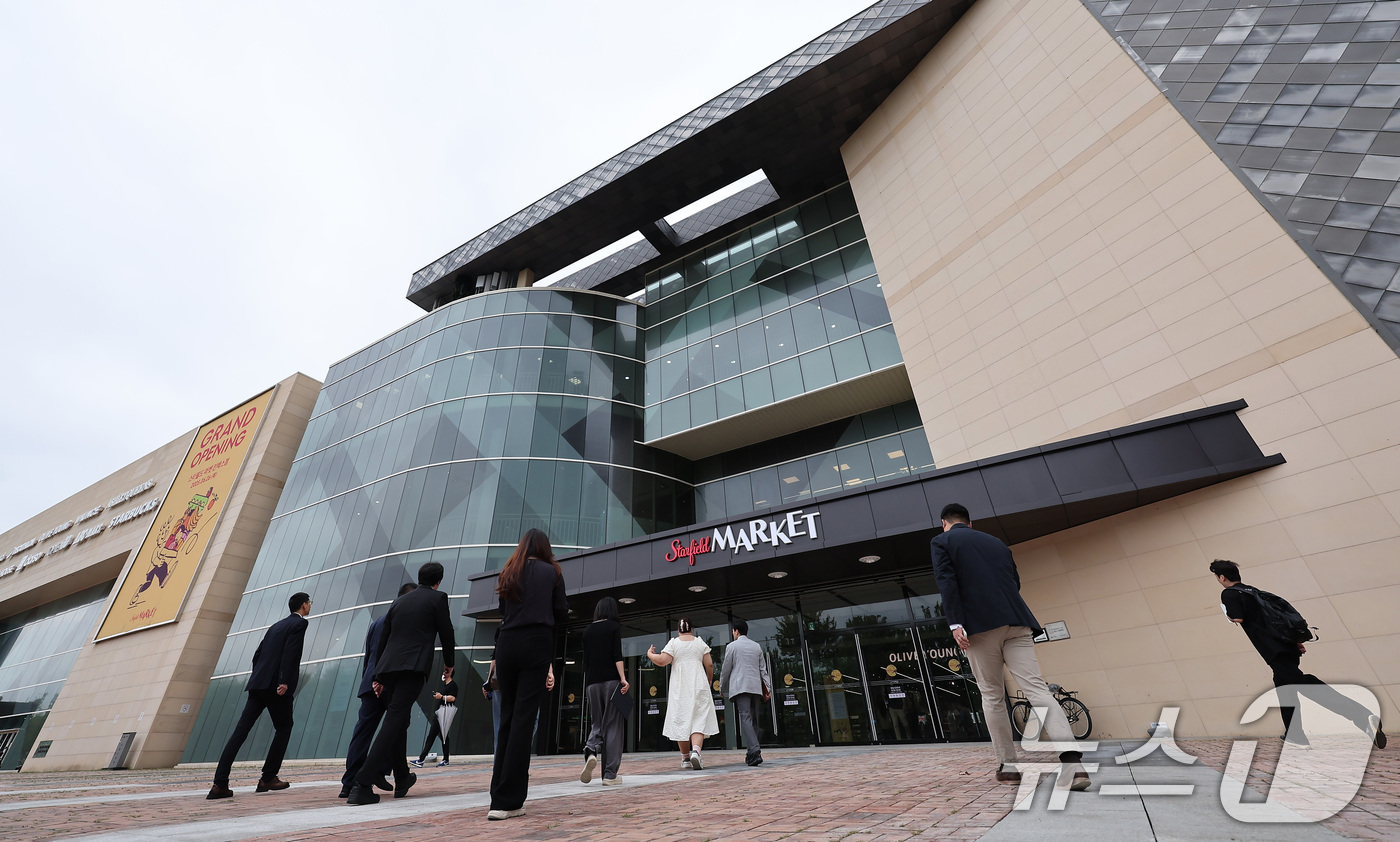 (고양=뉴스1) 김성진 기자 = 26일 경기도 고양시 일산서구 스타필드마켓 킨텍스점에 시민들이 입장하고 있다.킨텍스점 재단장은 지하 1층 트레이더스와 일렉트로마트를 제외한 지상 1 …