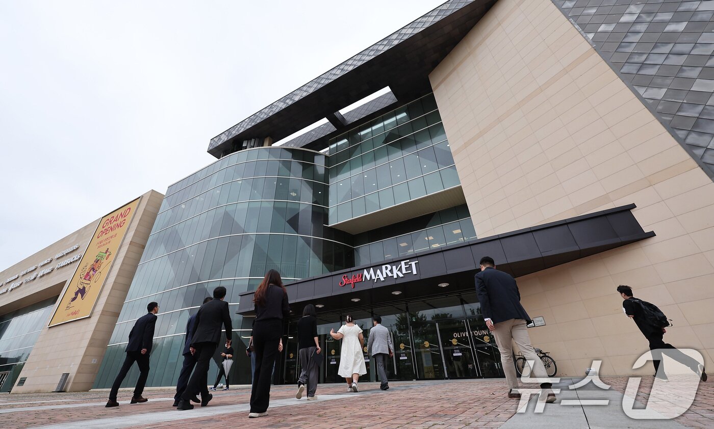 본문 이미지 - 경기도 고양시 일산서구 스타필드마켓 킨텍스점에 시민들이 입장하고 있다. ⓒ 뉴스1 