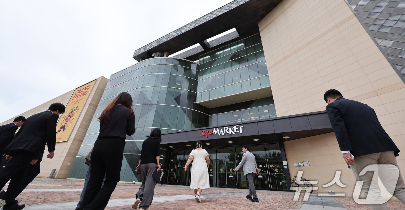 본문 이미지 - 26일 경기도 고양시 일산서구 스타필드마켓 킨텍스점에 시민들이 입장하고 있다. 2025.6.26/뉴스1 ⓒ News1 김성진 기자