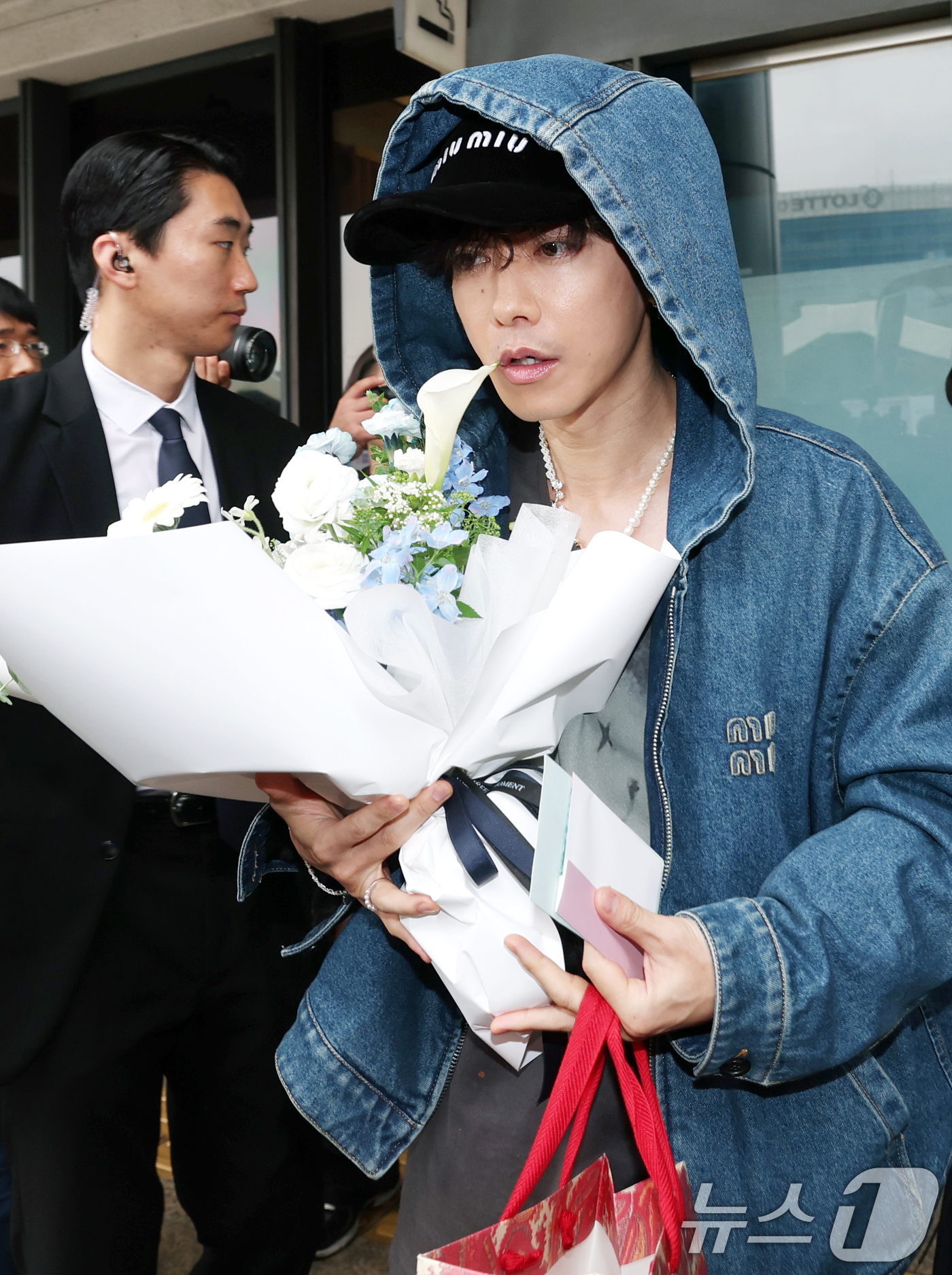 (김포공항=뉴스1) 권현진 기자 = 일본 배우 사토 타케루가 내 남편과 결혼해줘’ 홍보를 위해 26일 오전 김포공항을 통해 입국해 준비된 차량으로 이동하고 있다. 2025.6.26 …